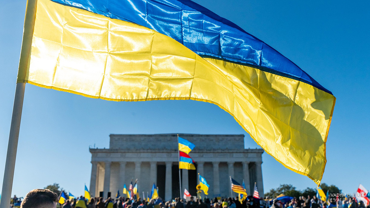 The Ukrainian flag with the Lincoln Memorial in the background
