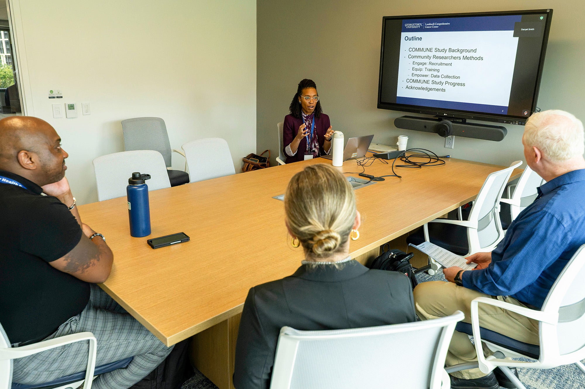Danyel Smith speaks to three attendees at a breakout session